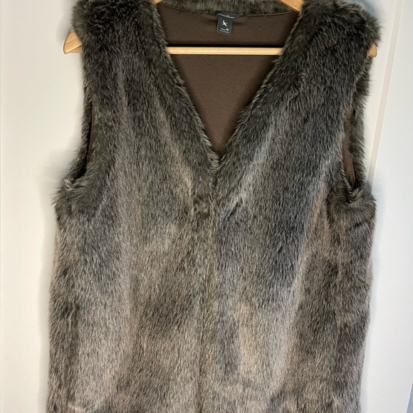 Eddie Bauer Faux Fur Vest - Picture 2 of 5